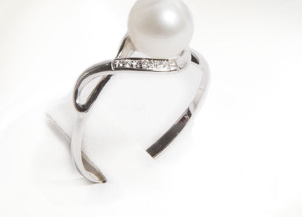 Anello in oro con diamanti e perla