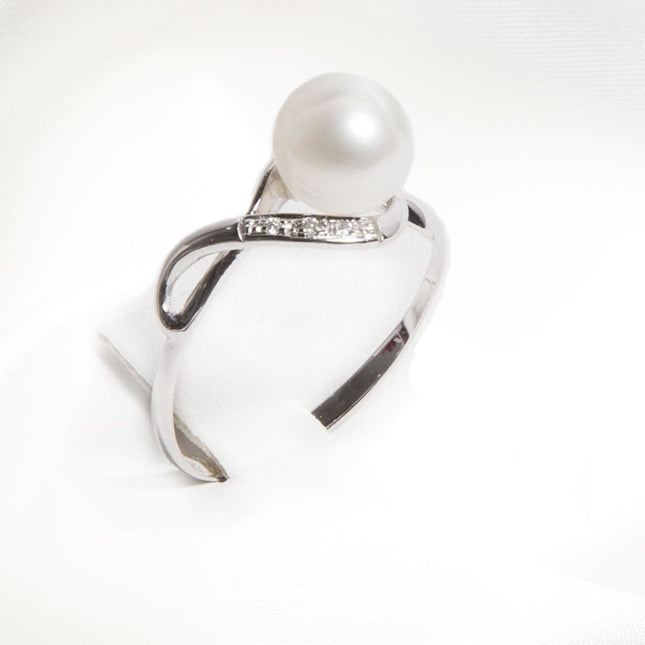 Anello in oro con diamanti e perla