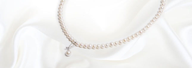 Collana di perle con pendente in oro e diamanti